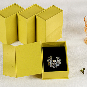 Caja de regalo cuadrada rígida color marfil con diseño floral en relieve, forro de satén, empaque de alta gama para manualidades y regalos - Product Image 4