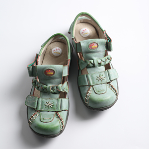 Женские кожаные кроссовки на плоской подошве с застежкой-липучкой - Product Image 3