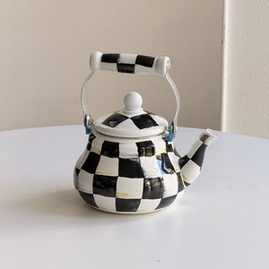 Nuovo Stile Moderno <span class=keywords><strong>Teiera</strong></span> di Lusso in Metallo Smaltato a Scacchi con Manico in Ceramica da 1,5 Litri Compatibile con Fornelli a Gas e Resistente al Calore - Product Image 1