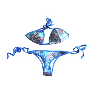Maillot de bain bikini à couverture complète pour femmes en néoprène imprimé floral licou cravate triangle latéral - Product Image 1