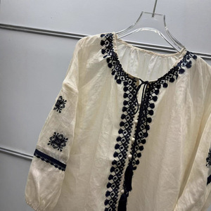 เสื้อเชิ้ตผ้ารามีปักลายหนักสไตล์ชาติพันธุ์สำหรับผู้หญิง ทรงหลวม กระดุมซ่อน ผูกเชือกพู่ห้อย - Product Image 4