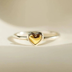 Anello a Forma di Cuore, Design Minimalista ed Elegante, Gioiello Classico da Donna per Uso Quotidiano, Anello Statement - Product Image 2