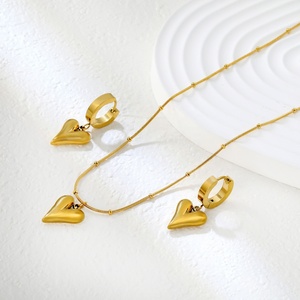 Conjunto de Joyería de Acero Inoxidable Chapado en Oro de 18k, Collar con Colgante de Corazón y Aretes, Estilo Francés, Personalizado, Resistente al Agua, Venta al Por Mayor - Product Image 4