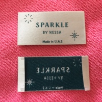 Étiquette tissée en satin de marque de luxe à pli moyen, logo de tissage de soin de lavage de pli central pour sweats à capuche