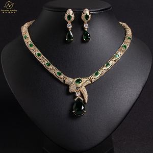 قلادة نسائية راقية جديدة بتصميم بسيط مطلية بالذهب مع زركون متلألئ على شكل ثعبان وسلسلة ترقوة على شكل فراشة - Product Image 4