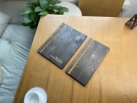 Porte-menu promotionnel classique en bois de teck avec attache en cuir à vis, format A4, gravé, pour maison de thé et restaurant, pour l'affichage des menus