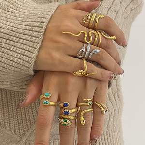 JR01313 Anillo de Acero Inoxidable Chapado en Oro con Diseño de Serpiente Unisex, Joyería de Moda con Incrustaciones de Banda de Boda de Tamaño Variable - Product Image 1