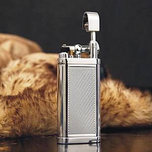 Briquet à huile métallique coupe-vent avec flamme nue, accessoire de fumeur, cadeau d'affaires pour garçons, avec design incliné pour pipe, portable - Product Image 2
