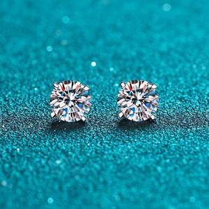 925 चांदी के मोइससानाइट स्टड बलियों को महिलाओं के लिए चार-प्रंग क्लासिक डिजाइन 0.2/0.3/0.5/0.8/1/2 कैरेट - Product Image 3