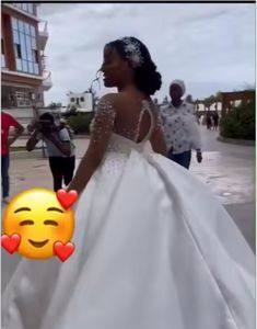 فستان زفاف نسائي فاخر طراز أنيق بطول الكتف قابل للفصل ذيل طويل 2 في 1 عالي الجودة - Product Image 2