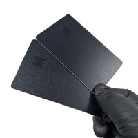 Polierte Kante Glatte Mattschwarze Metall-Kreditkarte aus Edelstahl mit Kleinem Chip-Schlitz und Kleinem Magnetstreifen auf der Rückseite