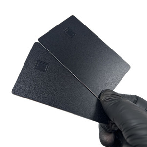 ขอบเคลือบเงา<span class=keywords><strong>บัตร</strong></span>เครดิตโลหะสีดำด้านเรียบมีช่องใส่ชิปขนาดเล็กและมีแถบเล็กๆอยู่ด้านหลัง - Product Image 3