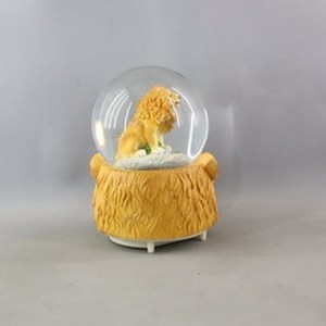 Ornement de boule à neige en résine sur le thème des sports majestueux, motif animalier peint à la main avec lumière LED, musique et neige qui tombe - Product Image 3