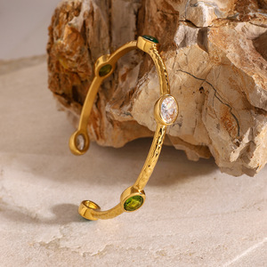 Brazalete Abierto de Acero Inoxidable con Baño de Oro de 18k, Diseño Martillado Vintage con Esmeralda, Joyería Unisex para Uso Diario - Product Image 3
