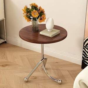 Table basse d'angle moderne et minimaliste de style nordique en acier durable avec plateau en bois de cerisier, idéale pour salon, côté canapé ou comme mini table de chevet. - Product Image 2