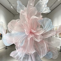 Installation de fleurs géantes en organza rose avec dégradé de couleurs pour toile de fond de mariage, vitrine de centre commercial et décoration de scène événementielle