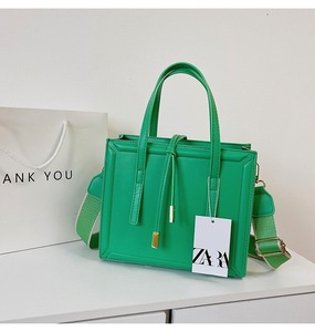 Bolsos de mano informales para mujer, nuevos bolsos de moda para mujer con decoración de cadenas, cierre abierto, superventas, bolsos de hombro para mujer - Product Image 5