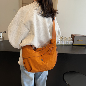 Sac à bandoulière japonais simple de grande capacité, couleur unie, polyvalent, léger, pour les trajets quotidiens et les étudiants - Product Image 2