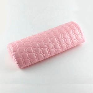 <span class=keywords><strong>Media</strong></span> <span class=keywords><strong>luna</strong></span> forma de cuero artificial de almohada Venta caliente Lavable a mano brazo resto para salón de <span class=keywords><strong>uñas</strong></span> usando - Product Image 5