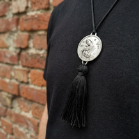Collier de style religieux orthodoxe avec médailles circulaires et décorations à pompons, pour ornements de voiture de type pendentif, idéal pour un cadeau