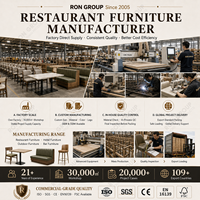 Ensemble de meubles commerciaux Ron Group Vintage Restaurant : banquette en cuir capitonné, table carrée en bois et chaises.