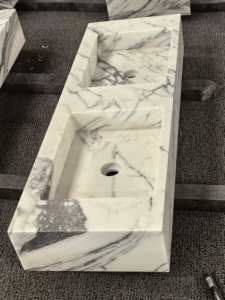 Top per Mobile Bagno in Marmo Bianco Arabescato YUANDA, Doppio Lavabo, Lucido o Levigato, 20mm 30mm, Dimensioni Personalizzabili, Fornitore per Progetti Alberghieri - Product Image 2