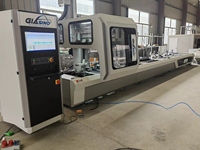 Centre d'usinage CNC Glasino 4 axes pour le perçage de profilés en aluminium et fraiseuse pour fenêtres