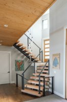 Escalier de villa moderne à une seule rampe avec garde-corps en verre, gain de place, pour grenier intérieur