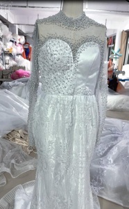 Vestido de Novia Sirena de Manga Larga con Cuello Alto y Efecto Ilusión, Bordado a Mano, de Satén Ajustado, Ideal para Curvas, Colección 2026 - Product Image 3