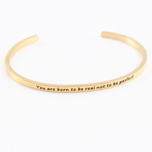 Bracelet ouvert en acier inoxydable doré gravé, style mantra, bracelet de motivation personnalisable 3,2 mm - Product Image 3
