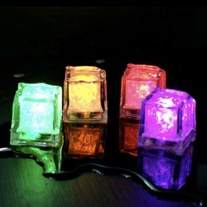 Accueil Bar Logo Printing Square Shape Glow Cubes <span class=keywords><strong>de</strong></span> glace <span class=keywords><strong>en</strong></span> plastique - Product Image 4