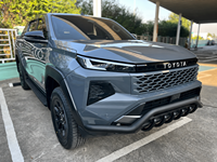 Pour Toyota Hilux Travo 2026 Plaques de protection de seuil de porte avec logo personnalisé en fibre de carbone noire Accessoires 4x4 JIAHUI AUTO