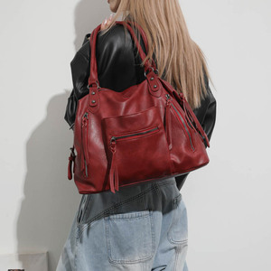 Borsa da Donna di Tendenza con Grande Capacità, Borchie Eleganti e Tracolla Versatile in Stile di Alta Moda - Product Image 2