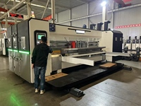 Machine de découpe et d'impression flexo pour boîtes en carton ondulé QH