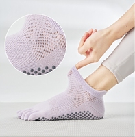 Nouvelles chaussettes d'équipage souples avec 5 orteils chaussettes de yoga à cinq doigts tricotées pour le logo de danse et de Pilates de fitness sur le fond