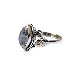 Anillo de Plata de Ley 925 con Piedra de Luna Arcoíris en Cabujón Marques, con Engaste de Bisel, Precio al por Mayor - Product Image 4