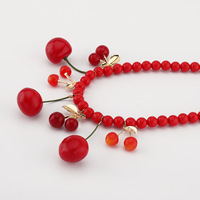 Collier d'été rouge à perles en forme de cerise