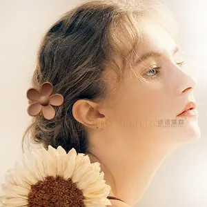 韓国の新しい花の髪の爪色のミルクコーヒーミニヘアクロークリップ子供と女性の小さな爪クリップ