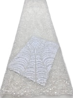Tissu en dentelle de luxe brodé de fleurs, perlé et à sequins, avec de riches applications de perles, 100% polyester