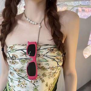 Lunettes de soleil élégantes pour femmes avec imprimé lettres, protection UV400, monture PC rouge, style Y2K tendance, pour Instagram et le street style - Product Image 3