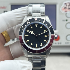 Cadran rétro Coke, cadre en aluminium rouge et noir COKE, 39 mm, équipé d'un mouvement à quatre aiguilles pour deux fuseaux horaires, en acier inoxydable. - Product Image 6