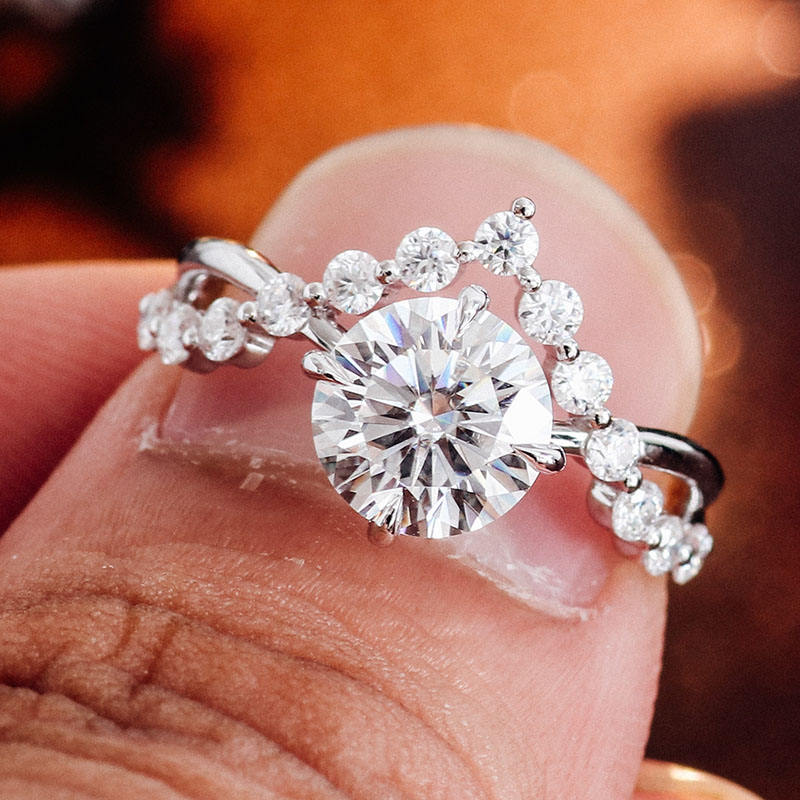 Bague en or blanc 10 carats + diamant moissanite