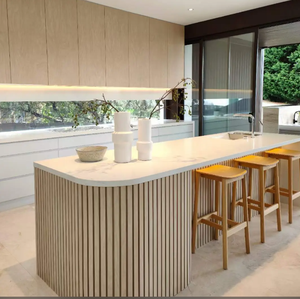 Meuble de cuisine moderne et chaleureux en chêne clair massif avec panneaux plats, quincaillerie en laiton et double îlot - Product Image 4