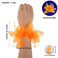 Fleur de poignet fluorescente jaune chauve-souris, jaune vif néon sous lumière UV, un accessoire d'Halloween tendance.