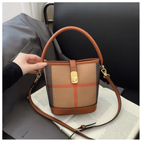 Großhandel Niedliche Karierte Bucket Bag aus PU-Leder mit Kurzem Griff und Langem Riemen in Khaki für Frauen, Alltag, Arbeit, Reisen und als Geschenk