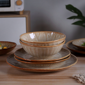 Plato artesanal de gres rústico con esmalte reactivo ideal para servir y exhibir - Product Image 5