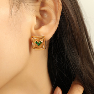 Pendientes de tuerca con forma de corazón cuadrado, chapados en oro, con incrustaciones de cristal verde y transparente, joyería de moda para mujer - Product Image 4