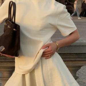 Ensemble Sportif Décontracté Tricoté pour Femme, Nouveau Style, T-shirt Uni et Jupe-Short Décorée, Tissu Coton – Vente Chaude OEM - Product Image 1