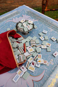 Disponibile Set Mahjong Americano Azzurro con Tessere Dorate Incise al Laser e Stampa UV, Set da Gioco Dorato - Product Image 2