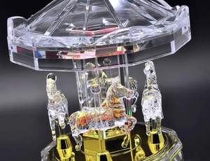 Caja de música de carrusel de cuerda mecánica con luces LED Castillo de melodía de acrílico transparente en el <span class=keywords><strong>cielo</strong></span> que te lleva - Product Image 3